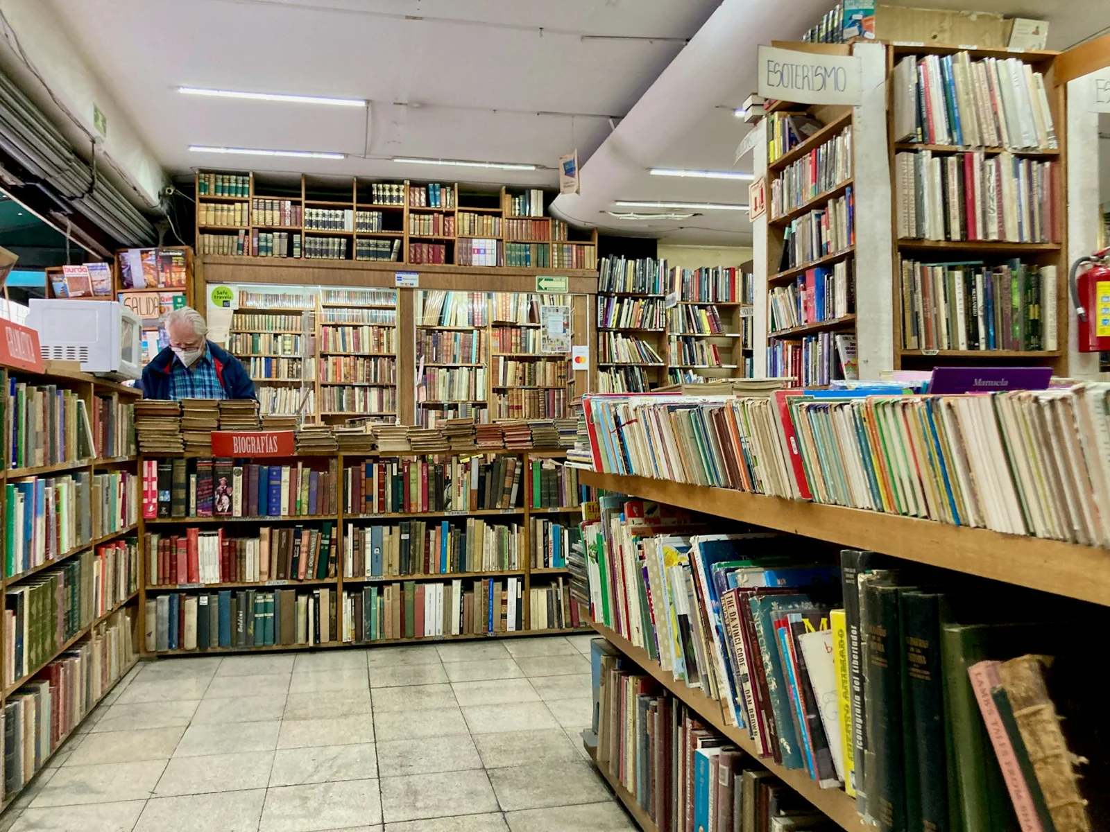 A library filled with lots of books on shelves；第三方摄影参考