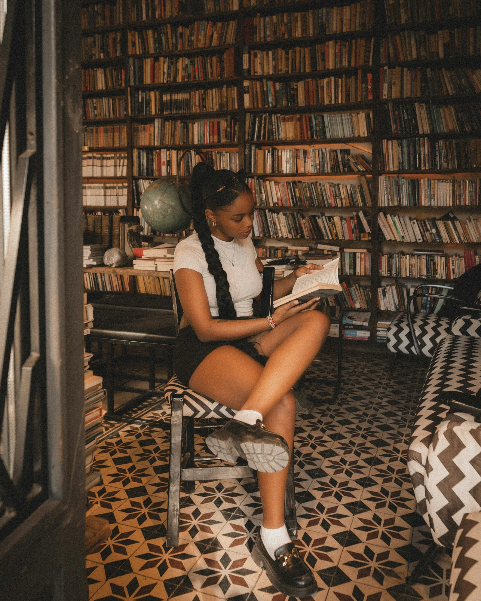 Woman reading book in library；第三方摄影参考