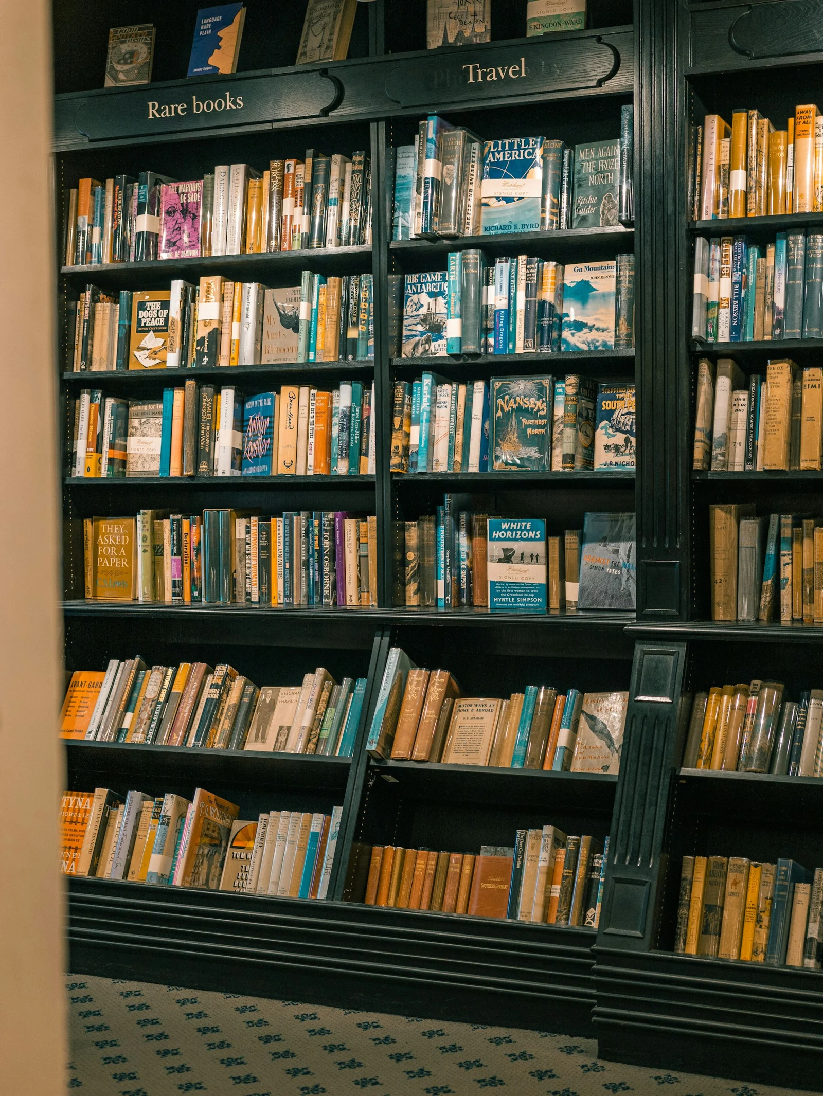 A bookshelf filled with lots of books in a library；第三方摄影参考